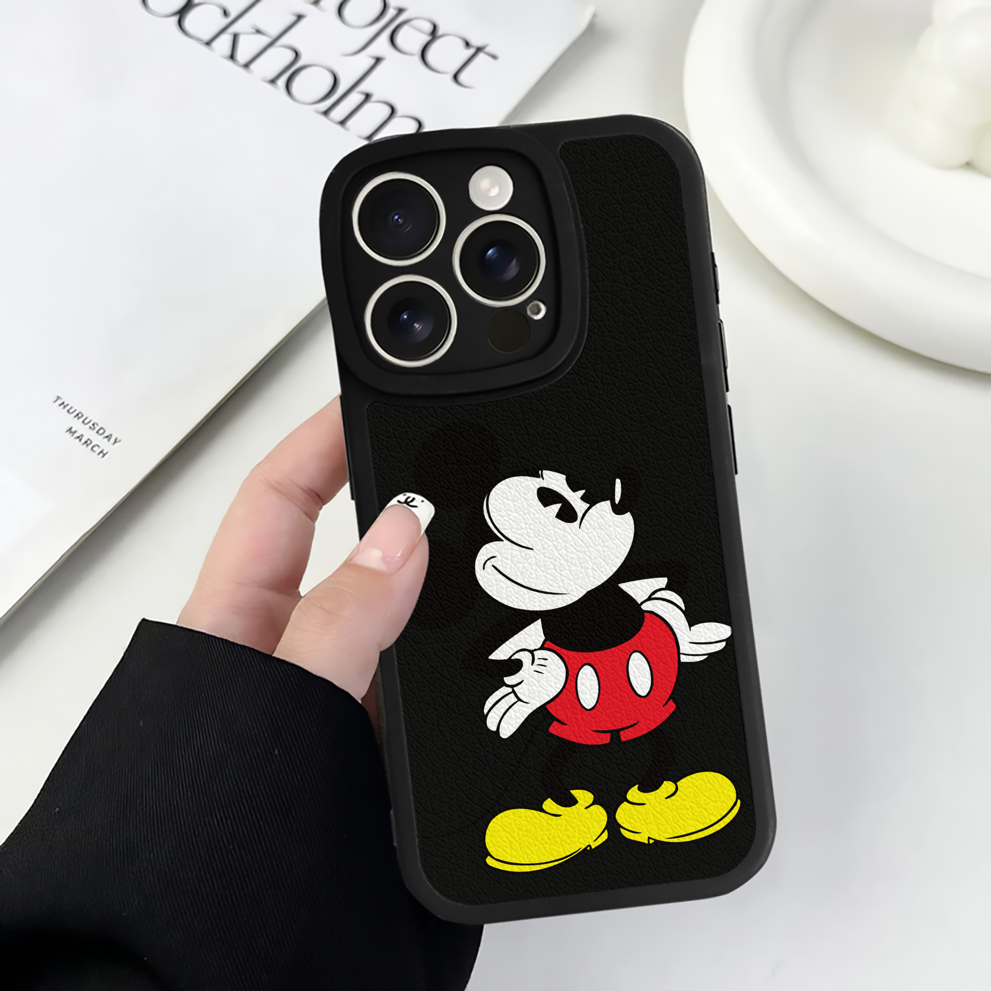 （画像用） ミッキーマウス Mickey Mouse 【iPhone 16シリーズ対応】シリコンスマホケース（レザー調） 材質：シリコン